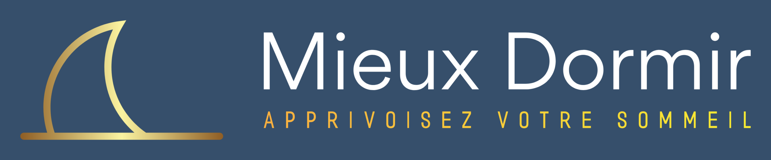 Logo de Mieux Dormir, une marque ou un service dédié à l'amélioration du sommeil et au traitement de l'insomnie. Le design inclut un croissant doré stylisé évoquant la lune, symbolisant le sommeil, sur un fond bleu foncé, associé au texte blanc 'Mieux Dormir' et à la tagline en jaune 'Apprivoisez votre sommeil